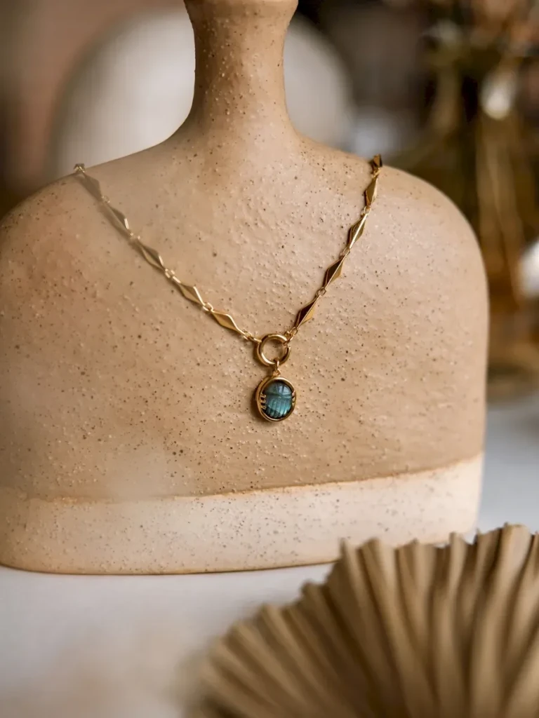 collier vintage maille losange pendentif serti scarabée labradorite