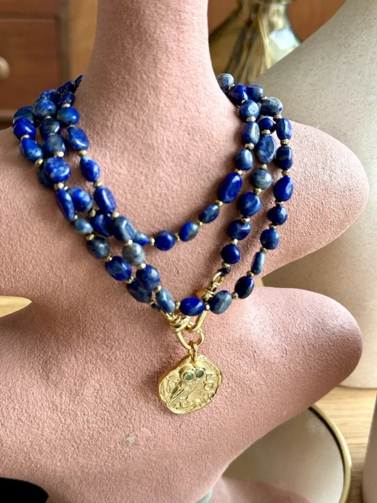 Le Lapis lazuli est la pierre de la transformation, il accompagne les passages de vie et aide au changement Il aide a trouver sagesse et intuition. Le Lapis lazuli est la pierre de la transformation, il accompagne les passages de vie et aide au changement Il aide a trouver sagesse et intuition.