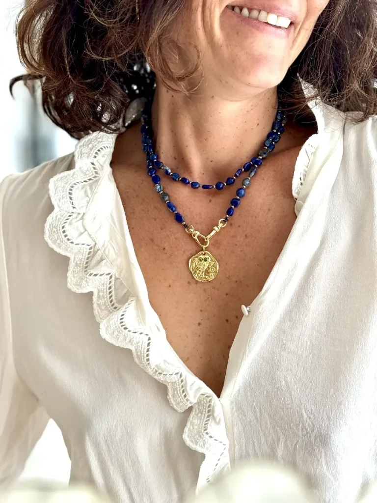 Le Lapis lazuli est la pierre de la transformation, il accompagne les passages de vie et aide au changement Il aide a trouver sagesse et intuition. Le Lapis lazuli est la pierre de la transformation, il accompagne les passages de vie et aide au changement Il aide a trouver sagesse et intuition.