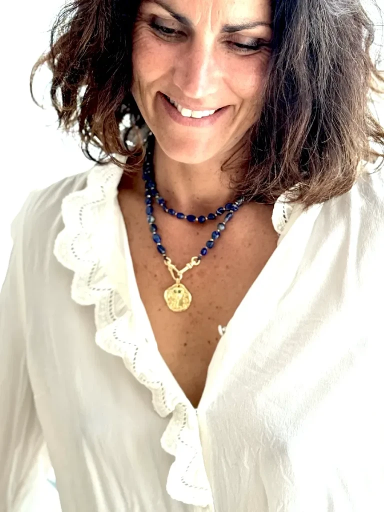 Le Lapis lazuli est la pierre de la transformation, il accompagne les passages de vie et aide au changement Il aide a trouver sagesse et intuition. Le Lapis lazuli est la pierre de la transformation, il accompagne les passages de vie et aide au changement Il aide a trouver sagesse et intuition.