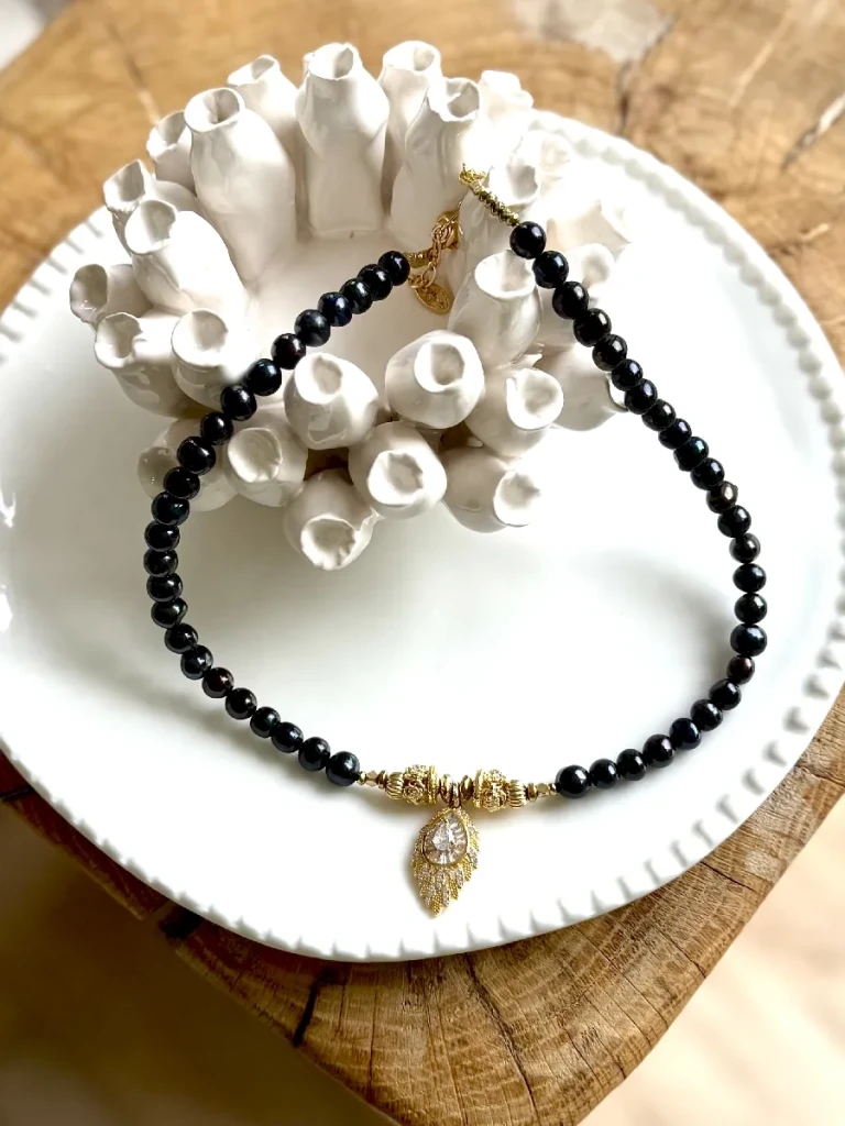 COLLIER DAISY PERLES NOIRES - Douceur féminité