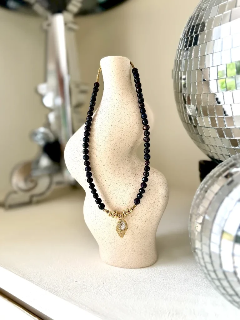 COLLIER DAISY PERLES NOIRES - Douceur féminité – Image 5