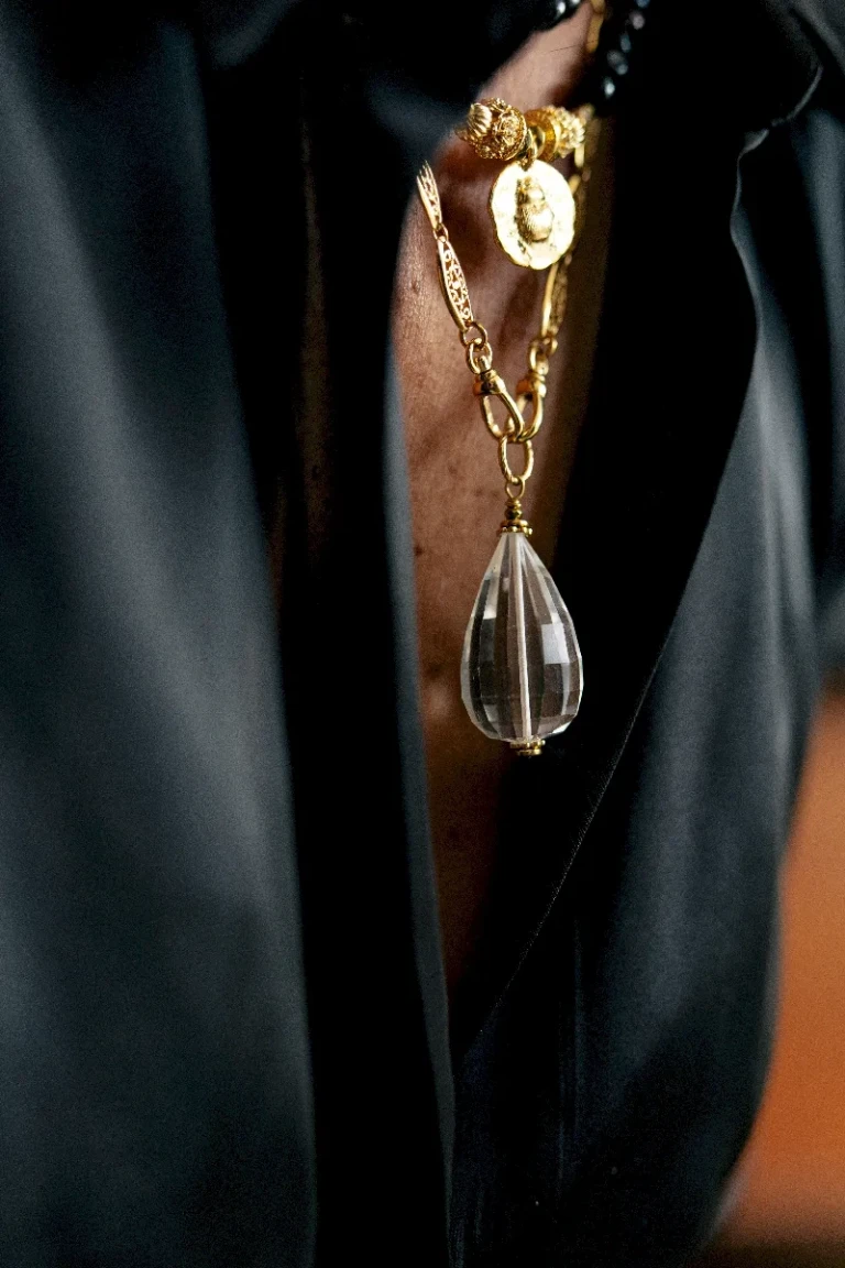 COLLIER DAISY PERLES NOIRES - Douceur féminité – Image 4