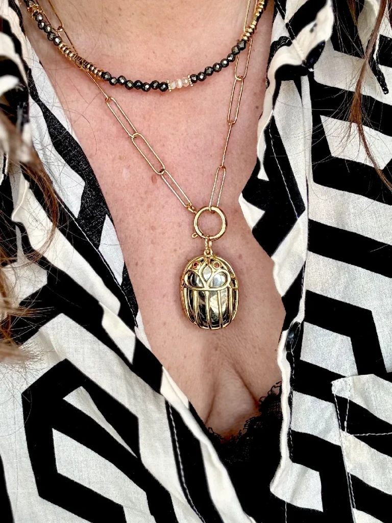 pendentif-scarabee-pyrite-obsidienne-doree-pierres-naturelles-paulettequincaillerie_4