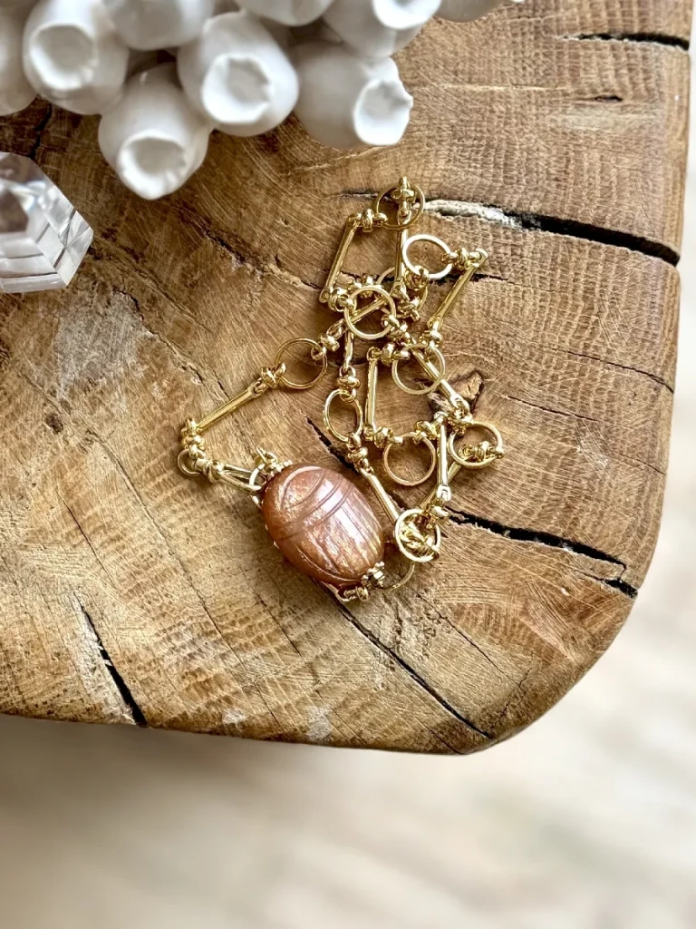 collier SCARABÉE PIERRE DE SOLEIL pierre createur francais paulettequincaillerie